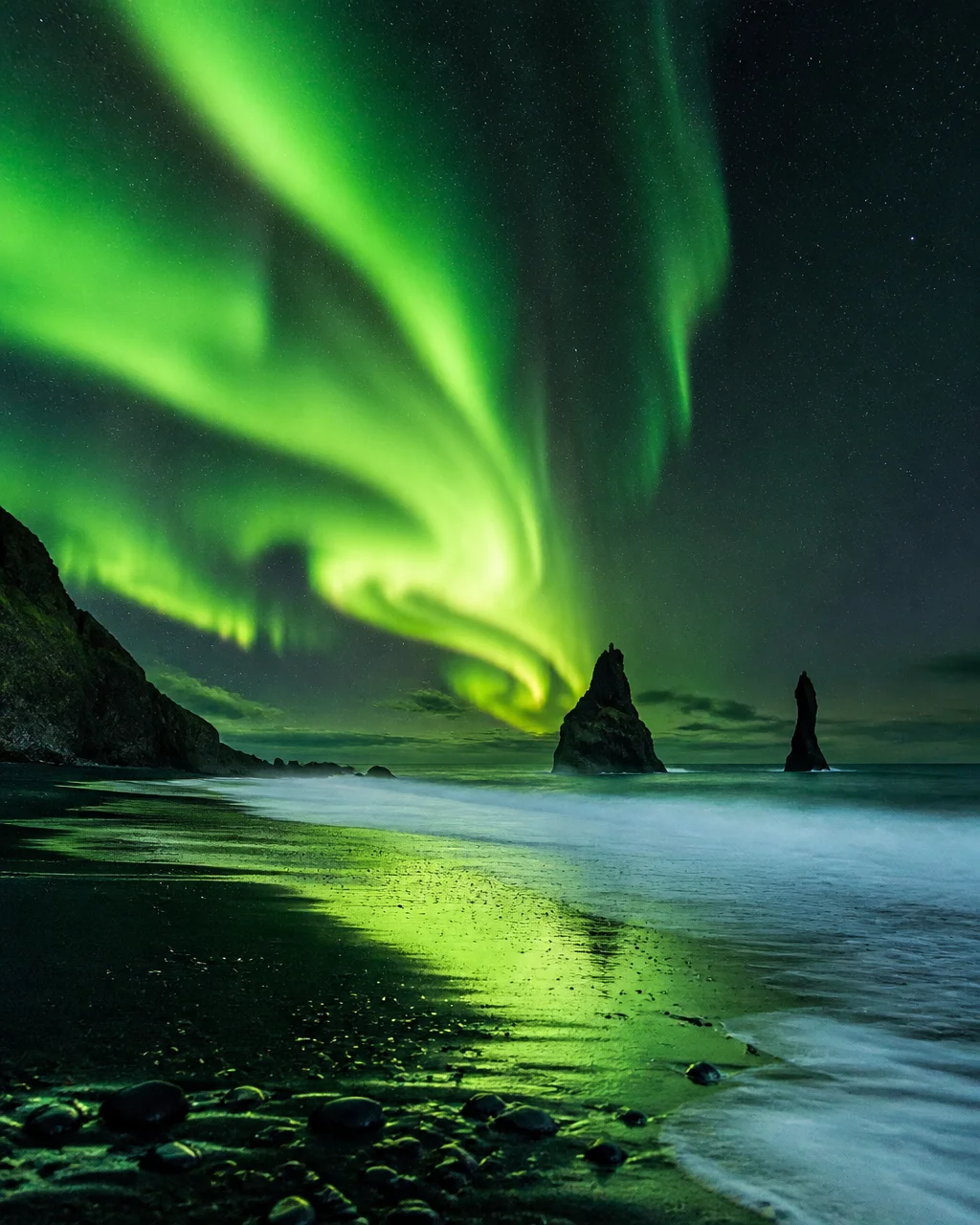 Create a breathtaking realistic travel photograph of a ma...