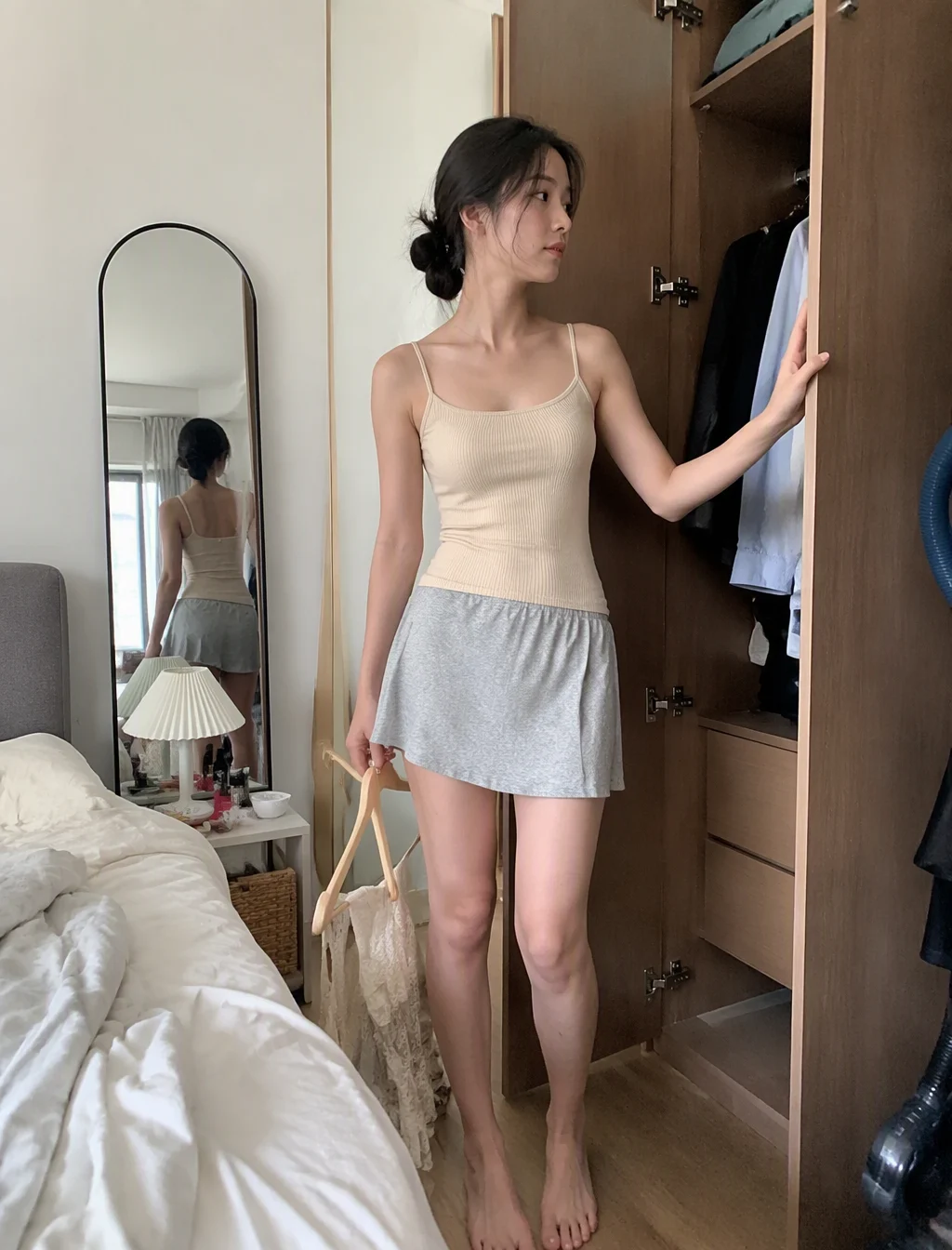 生活化抓拍，一位20至26岁左右的东亚年轻女性，面容清秀自然，五官柔和且具有真实生活质感，保留皮肤毛孔、细微肤色不...